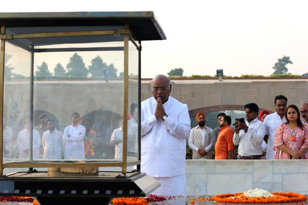 Kharge pay tribute to Mahatma Gandhi