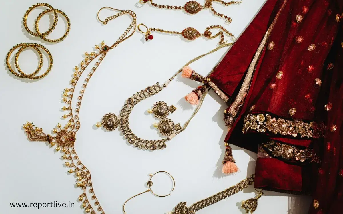 Saree with Jewellery Pieces